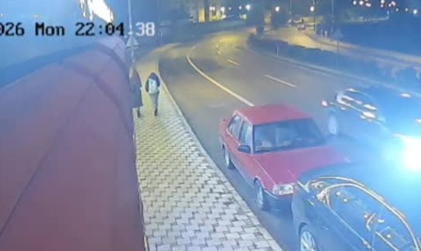 Kaldırımdaki üniversite öğrencisi yol kenarı demirlerine sıkıştı: kaza güvenlik kamerasında