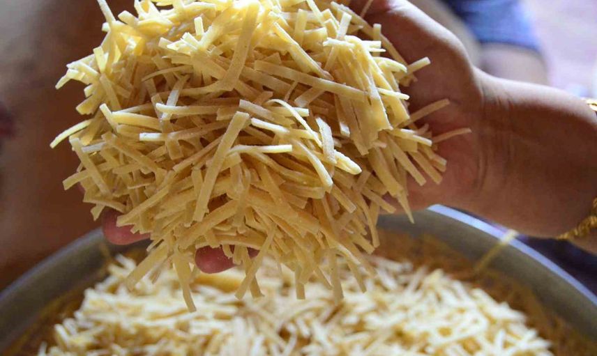 İmeceyle kışlık erişte: akseki'nin kadınları 120 yumurtayla 30 kilo hazırlıyor