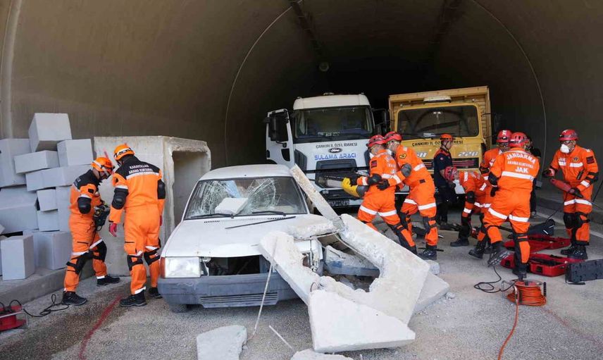Ilgaz tüneli'nde çöküntü ve zincirleme kaza tatbikatı başarıyla gerçekleştirildi