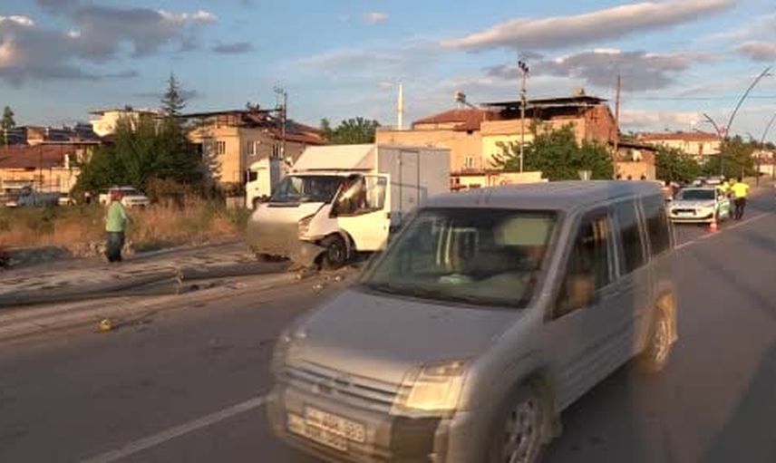 Malatya'da Kudüs Caddesi'nde kamyonetin çarptığı yaya ağır yaralandı