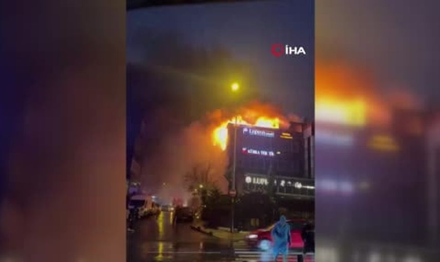 Küçükçekmece'de rüzgarın etkisiyle çatıda başlayan yangın iş yerine yayıldı