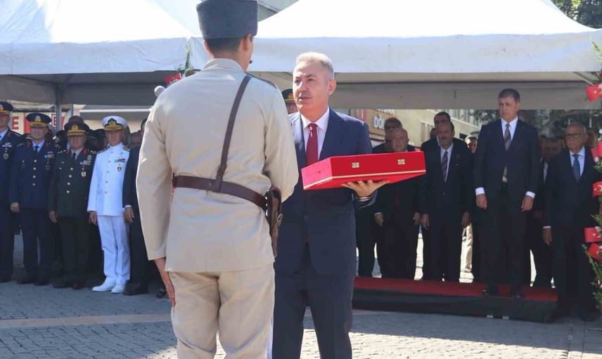 İzmir’de kurtuluşun 104’üncü yılında meydanlarda birlik ve anma