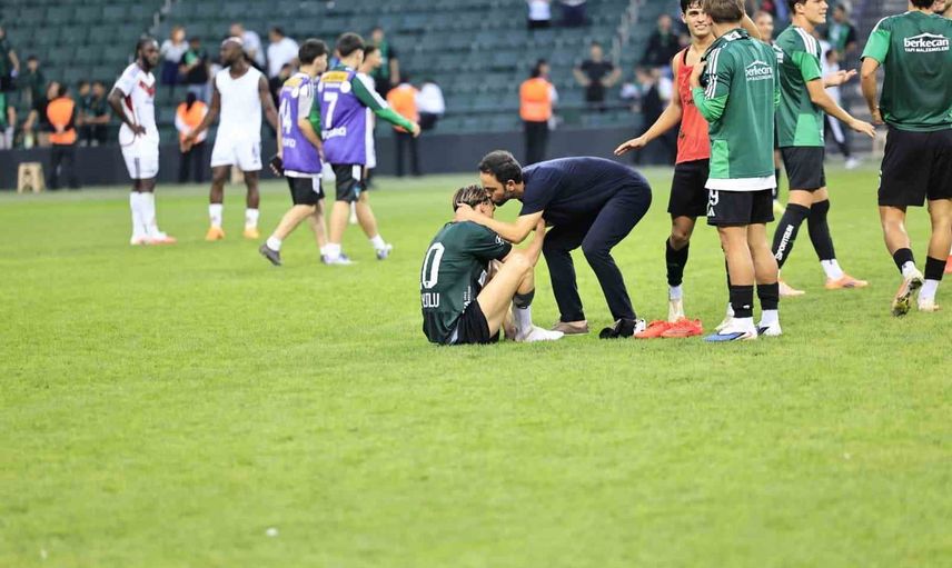 Kocaelispor'da maç sonrası jest: Selçuk İnan Berkan Kutlu'yu alnından öptü