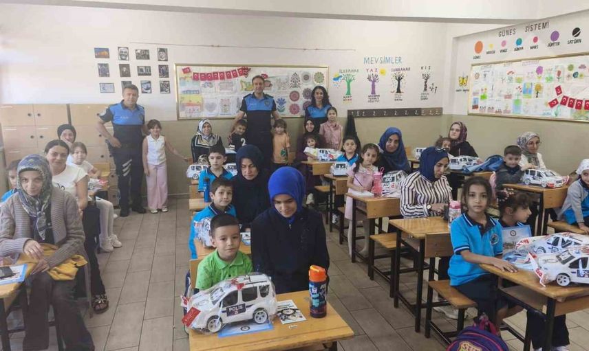 Erzincan'da polis okullara sürpriz ziyaretle güven ve hediye sundu
