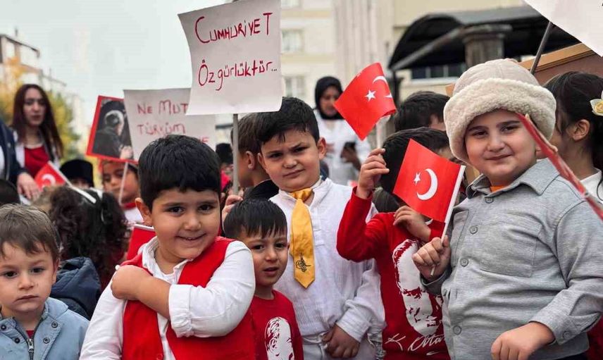Kars'ta küçük adımlarla cumhuriyet coşkusu sokaklara taşındı