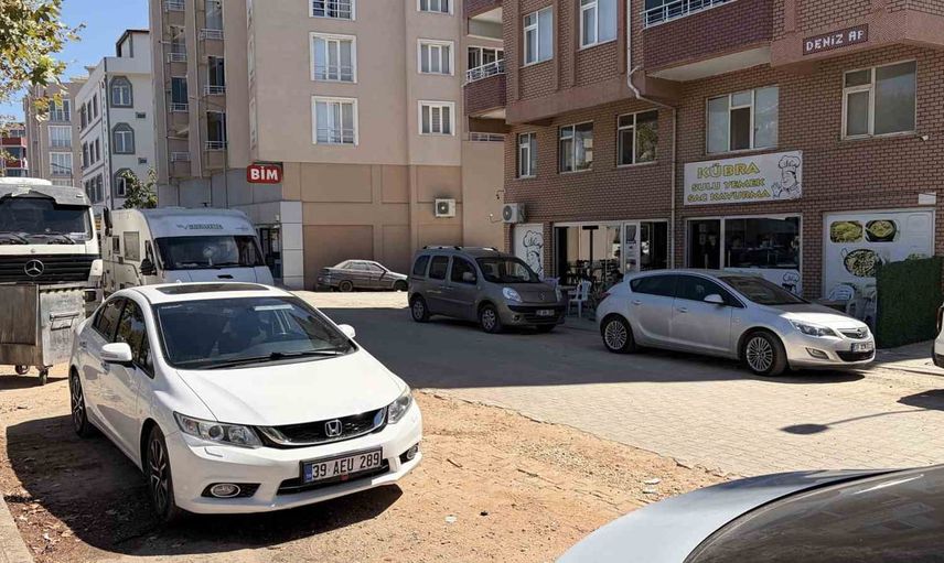 Turist Caddesi'nde savrulan otomobilin çarpma anı kamerada