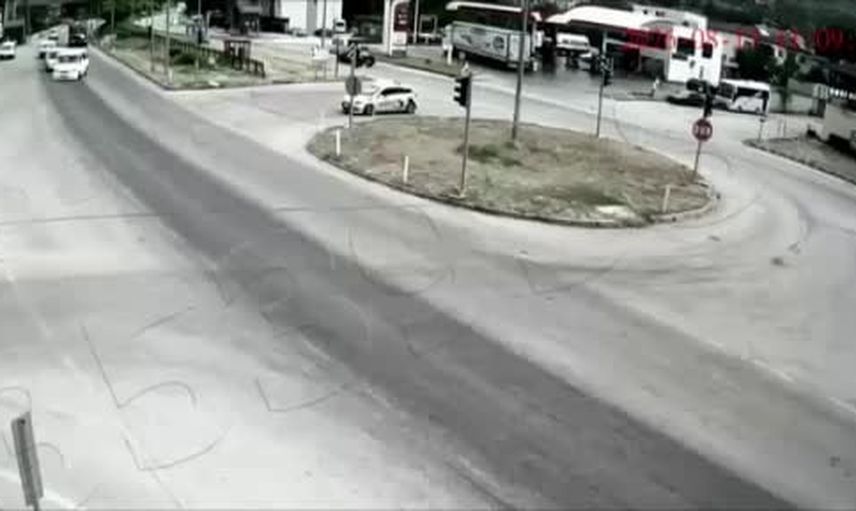 Kavşakta öncelik tartışması: yangına giden itfaiye otomobile çarptı