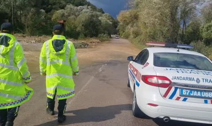 Filyos-Gökçeler hattında su taşkını trafiğin akışını kısıtladı