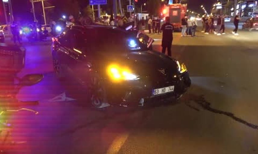 Malatya'da kavşakta çarpışma: araç ters döndü, 2 yaralı
