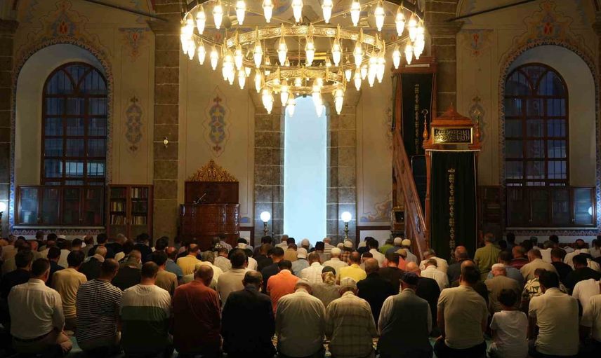 Mevlid gecesinde İlkadım Büyük Cami'de dualar ve tilavetlerle buluştu