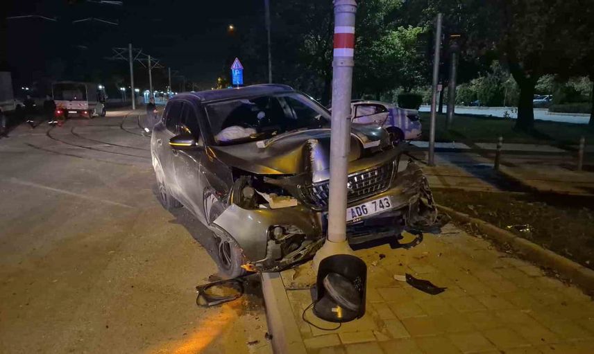 Kavşak çarpışması sonrası ekipleri ikna eden yaralı hastaneye kaldırıldı