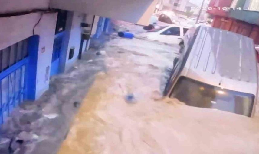 Ayazağa'da sel sırasında araçların üst üste bindiği anlar kamerada