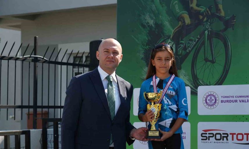 Akhisar'ın genç pedalcıları Burdur'da kürsüye çıktı