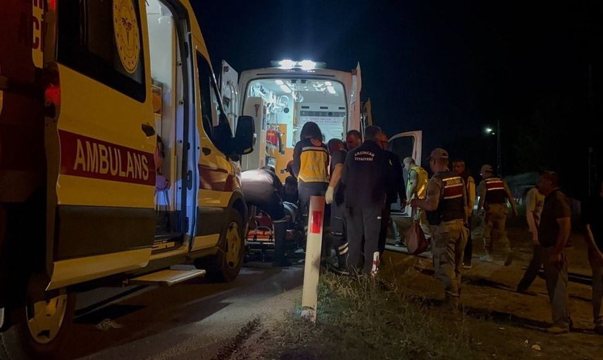 Erzincan Akyazı'da direksiyon hakimiyetinin kaybı sonucu karı-koca yaralandı