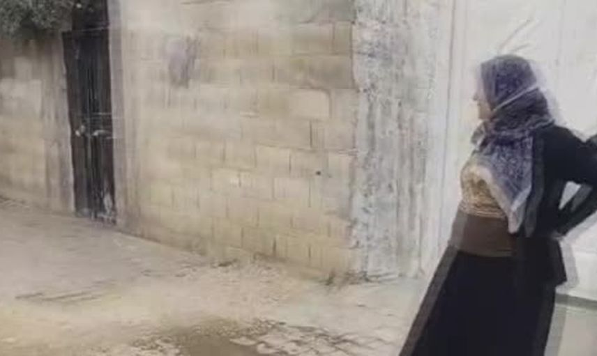 Dilencilik kılığına giren dört kadın ev sahibini bağlayıp 18 cumhuriyet altını çaldı