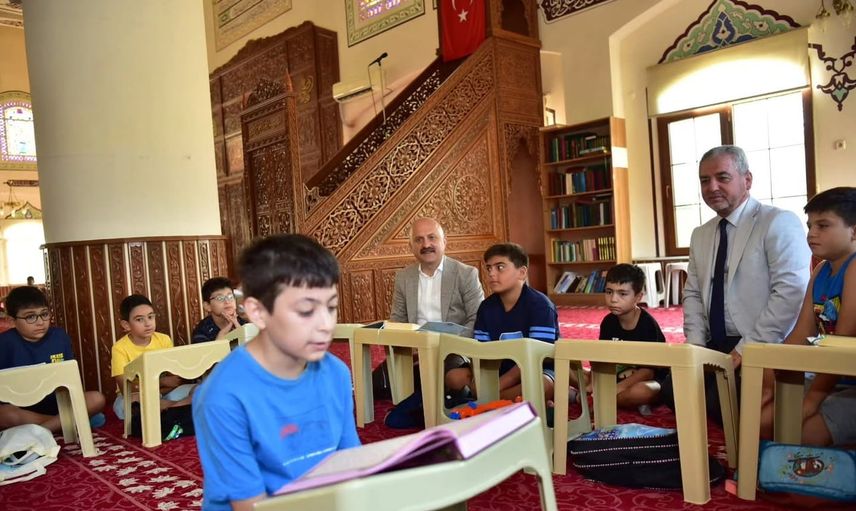 Vali Varol çocuklarla buluştu: Emir Sultan Camii yaz Kur'an kursunda öğrenme heyecanı