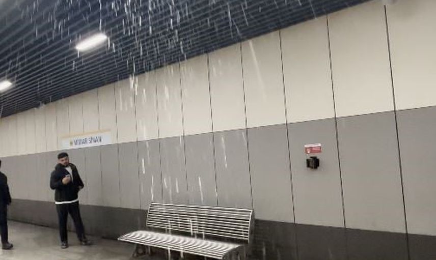 Yenibosna metrosu'nda tavanından su akışı yolcuları şaşırttı