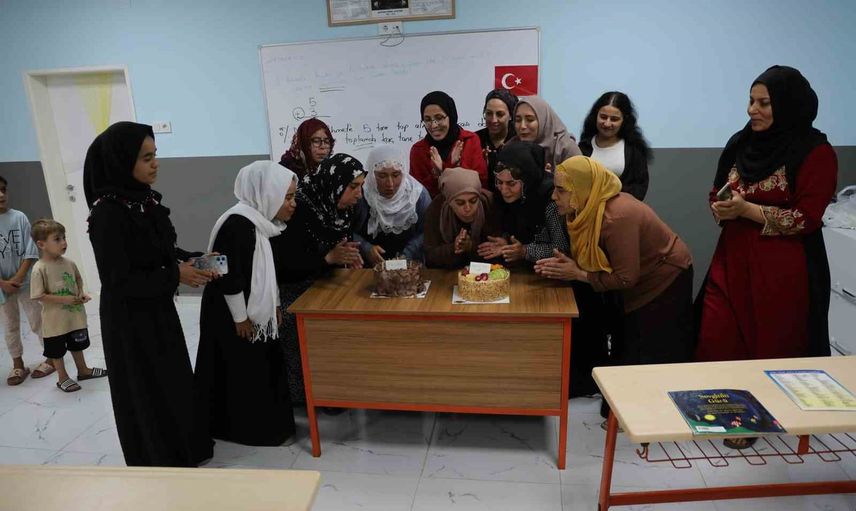 Yılların ukdesi gerçek oldu: Yalnızca Mahallesi'nde 18 kadın mezuniyet coşkusu yaşadı