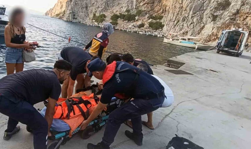 Sahil Güvenlik'ten deniz tahliyesi: Marmaris açıklarında yaralı vatandaş kıyıya ulaştırıldı