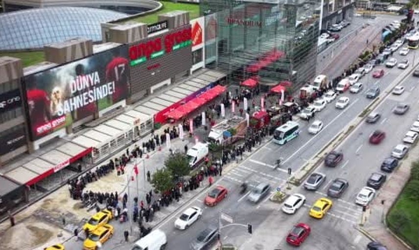 Ataşehir'de kuyruklar, indirimler ve hediye çekleriyle açılış izdihamı