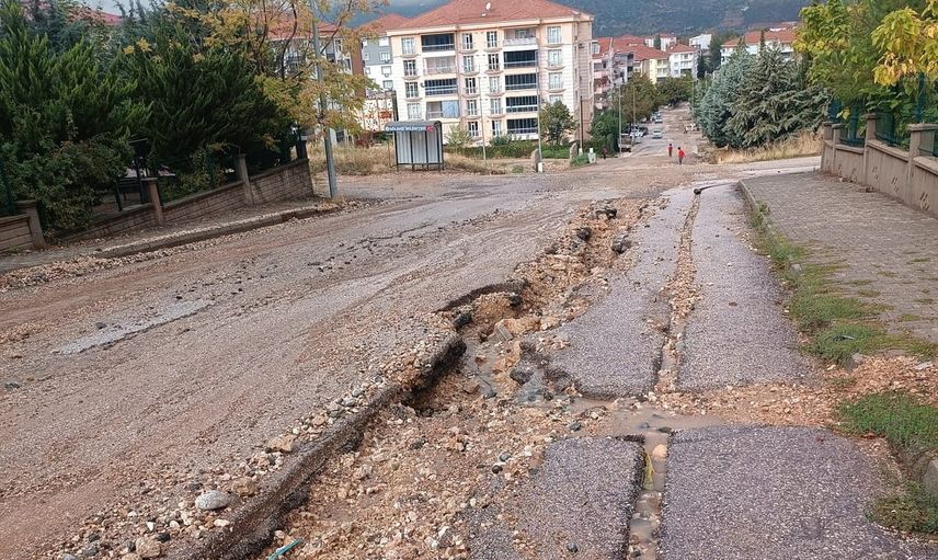 Gölbaşı'nda sağanak karayolunda ciddi tahribat bıraktı: Şehit Ahmet Demir Caddesi hasar gördü