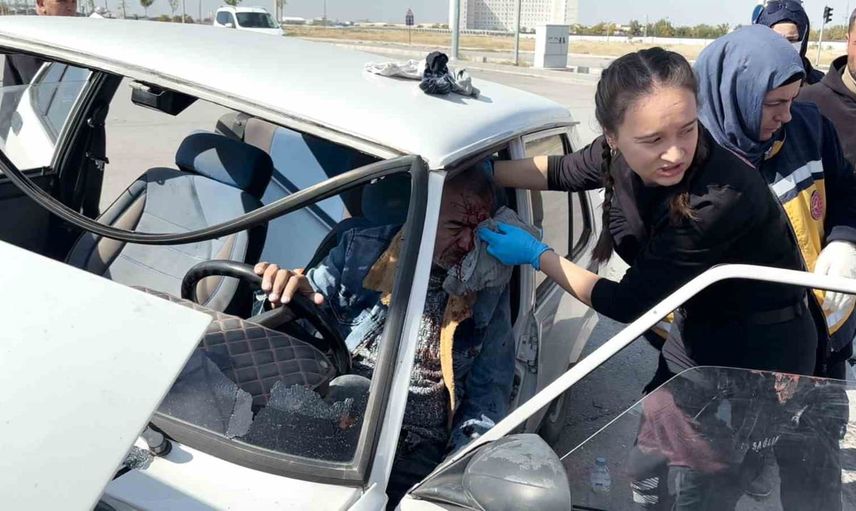 aksaray üniversite kavşağında iki otomobil çarpıştı: 2 sürücü yaralandı