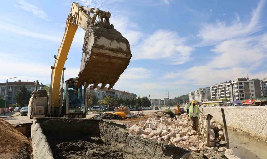Dere ıslahıyla Nilüfer’de sel riskine karşı taş duvar çalışması
