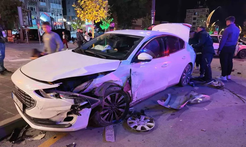 Niğde'de kavşakta çarpışma: yol kenarında 1 kişi yaralandı