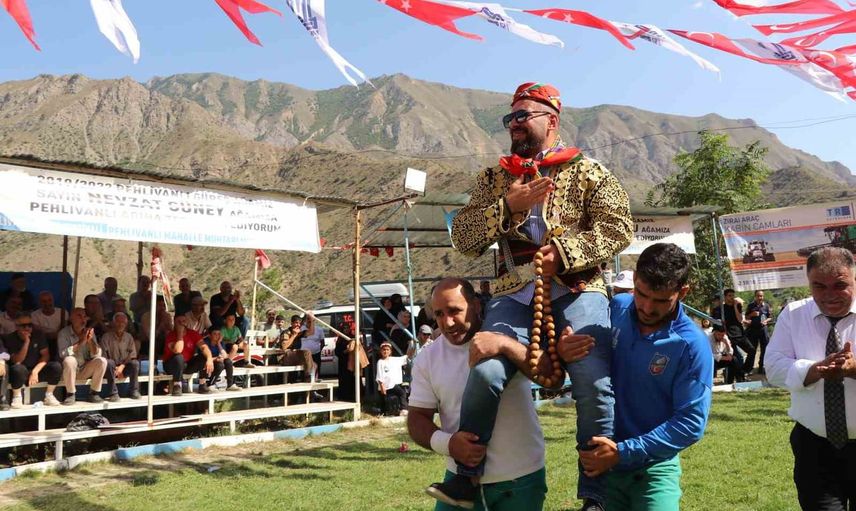 Pehlivanlı'da karakucak şöleni: 102 pehlivan meydanda ter döktü