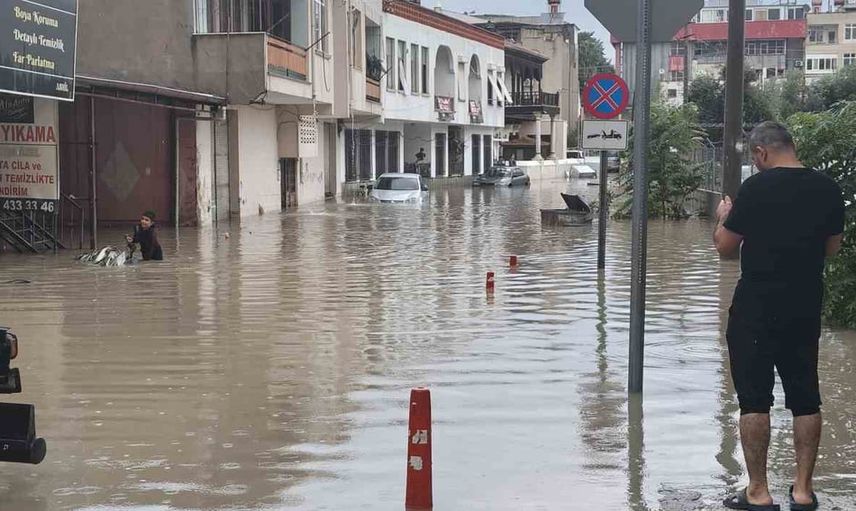Silifke'de ani sağanak cadde ve sokakları suya gömdü, Yeşilovacık'ta Atatürk Evi sular altında