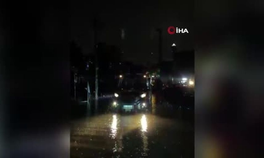 PAK ekipleri yağışta yollarda mahsur kalanlara yardım için seferber oldu