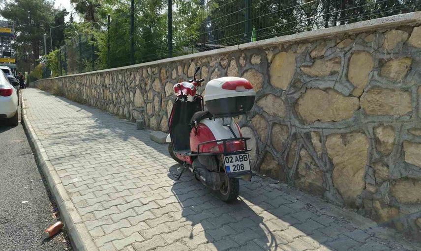 Atatürk Bulvarı yakınında kontrol kaybı: motosiklet devrildi, sürücü yaralandı