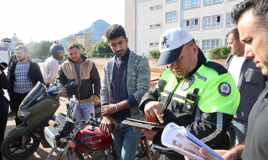 Kozan'da motokuryelere can güvenliği vurgusu: paket hızından vazgeçin