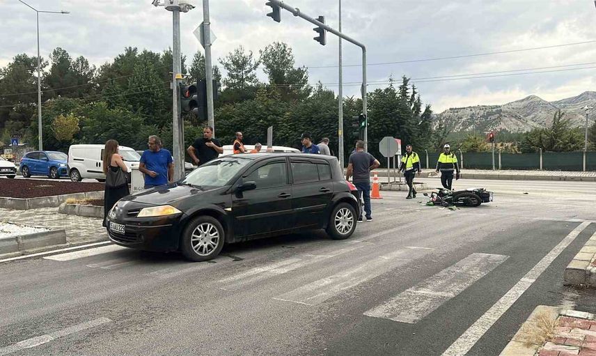 Burdur'da Bülent Ecevit Bulvarı kavşağında çarpışma: motosiklet sürücüsü ağır yaralandı