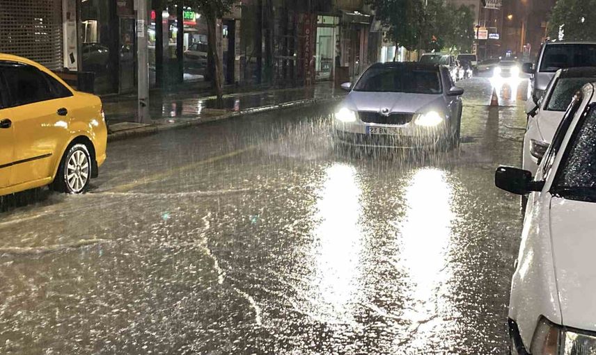Elazığ'da kent merkezinde yollar göle döndü, sürücüler zorlandı