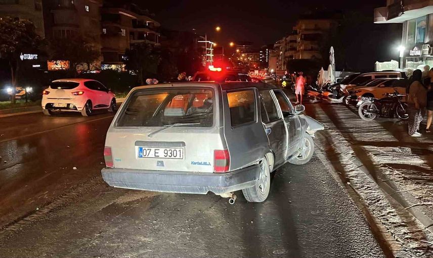 Alanya'da direksiyon hakimiyetini kaybeden araç oto galerideki üç otomobile çarptı