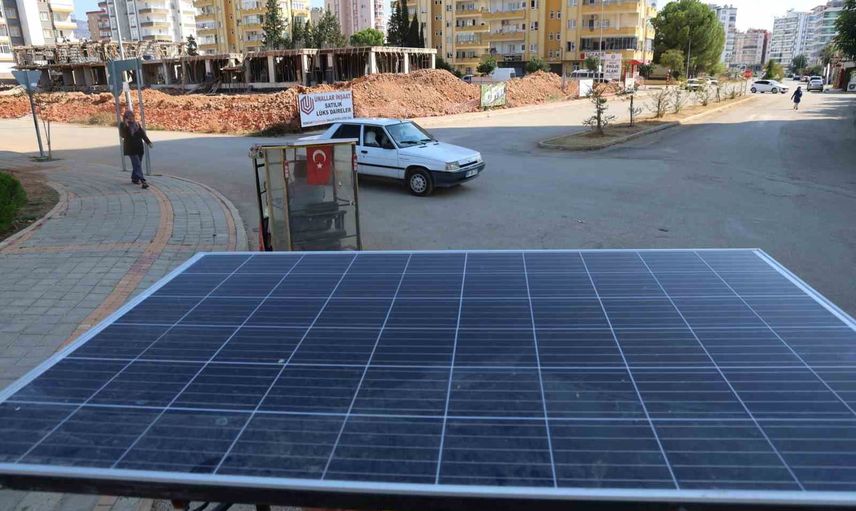 Güneşten enerji ve gölge sağlayan Kozanlı dondurmacı