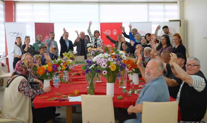 Huzurevinde çiçek atölyesi: renkler ve beraberlik yaşamı canlandırdı