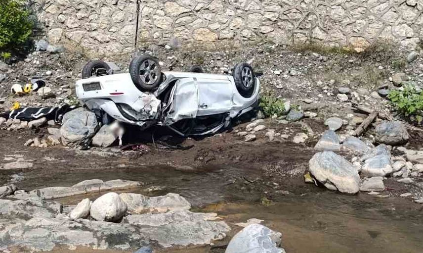 Dereye devrilen otomobilde iki kadın hayatını kaybetti, sürücü yaralandı