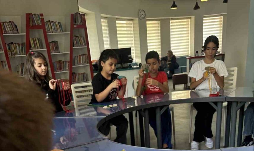 Aydın'da minikler kitapla buluştu, bilekliklerle dostluk ördü