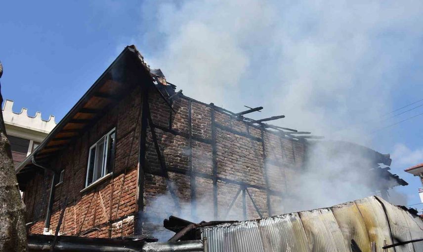Hendek'te üst kat yangını binayı kullanılamaz hale getirdi