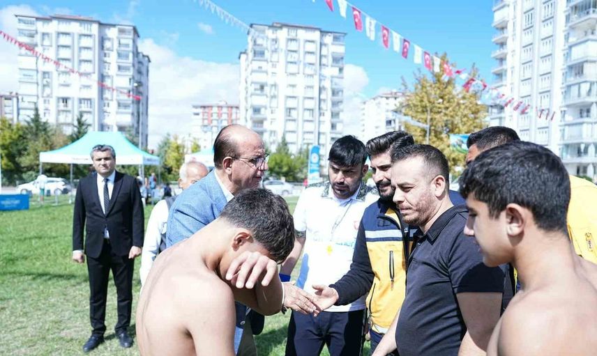 Başkan İlhan Geçit'ten minik güreşçilere ilk müdahale