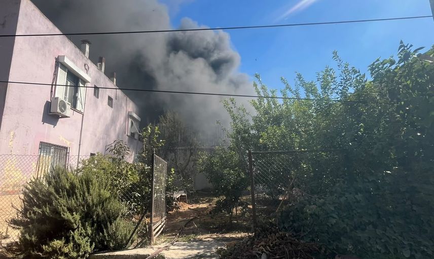 Antalya'da bitişik ev ve depoda yangın, itfaiye müdahalesi sürüyor