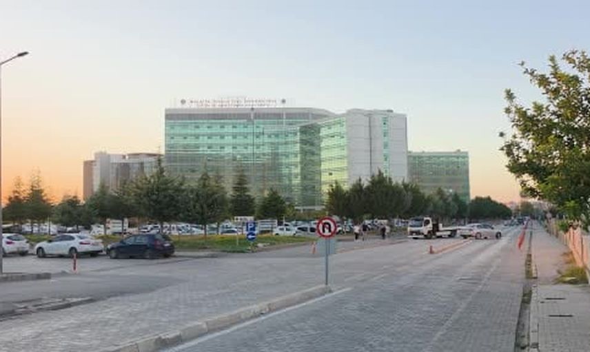 Karında hızla büyüyen 15 kilogramlık yumurtalık kitlesi çıkarıldı