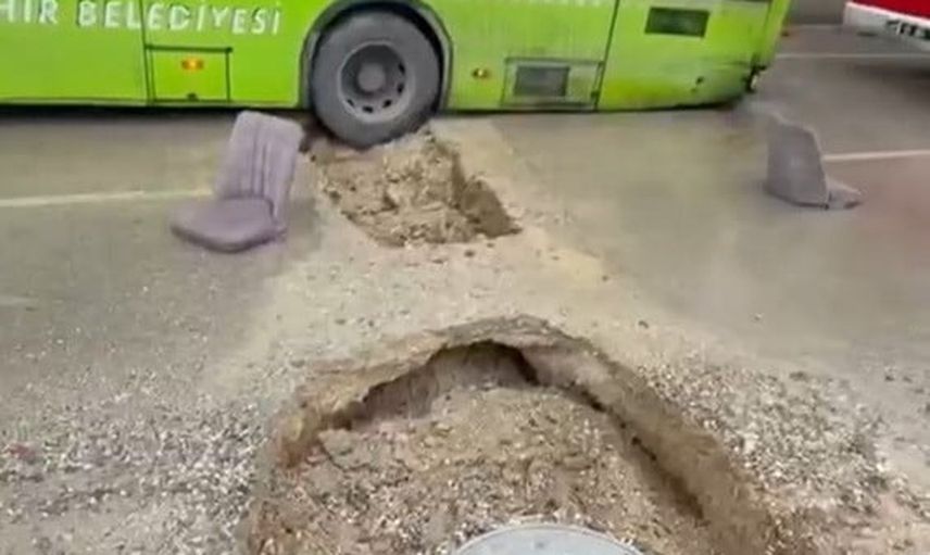 Adana'da şiddetli yağış yol çöktürdü: belediye otobüsü çukura saplandı