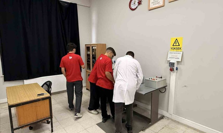 Kaynarca meslek lisesi öğrencileri tek denemede devreyi çalıştırıp TEKNOFEST'te Türkiye birincisi oldu