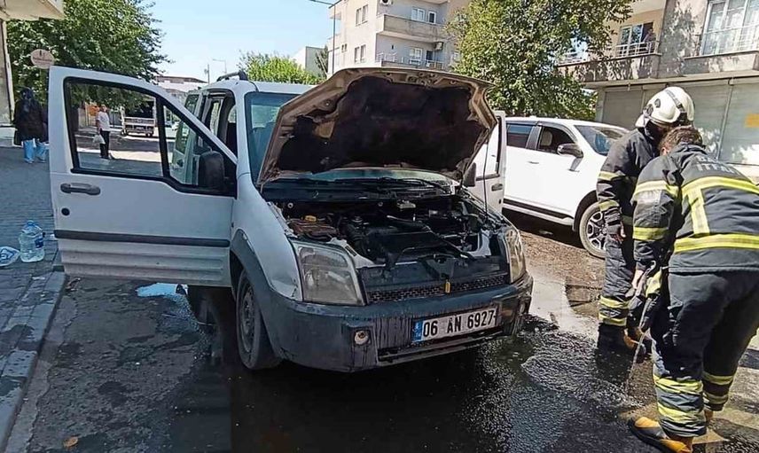 Vatandaş müdahalesiyle Batman'da söndürülen park halindeki araç yangını