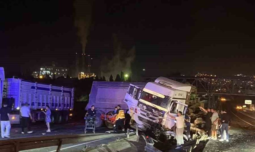 Orta bariyeri aşan tır karşı şeride geçince iki kişi yaralandı