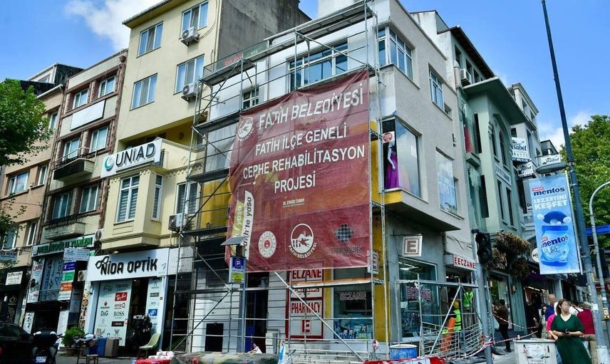 Fatih'in tarihi caddelerinde cepheler estetik görünüme kavuşuyor