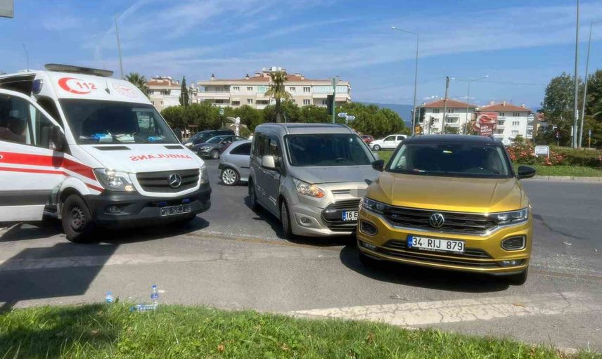 Kırmızı ışık iddiası mudanya kavşağında çarpışmaya yol açtı: 1 yaralı
